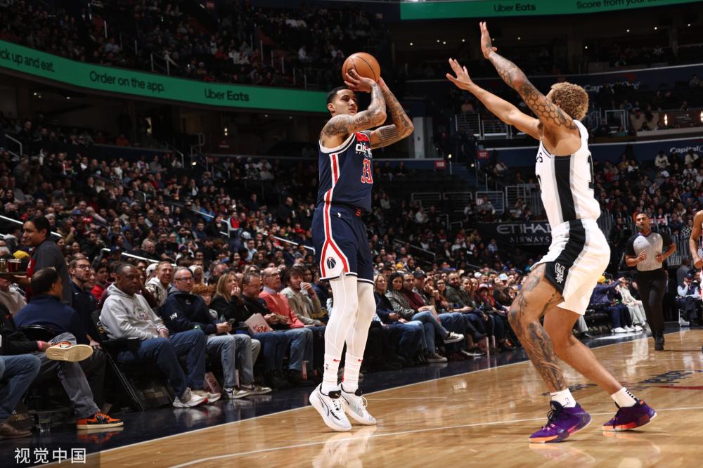 他用娴熟的 他用娴熟的