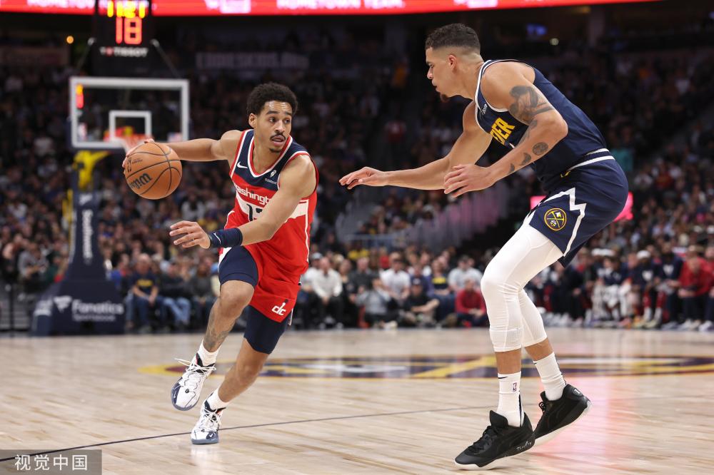 他并不拘泥 他并不拘泥