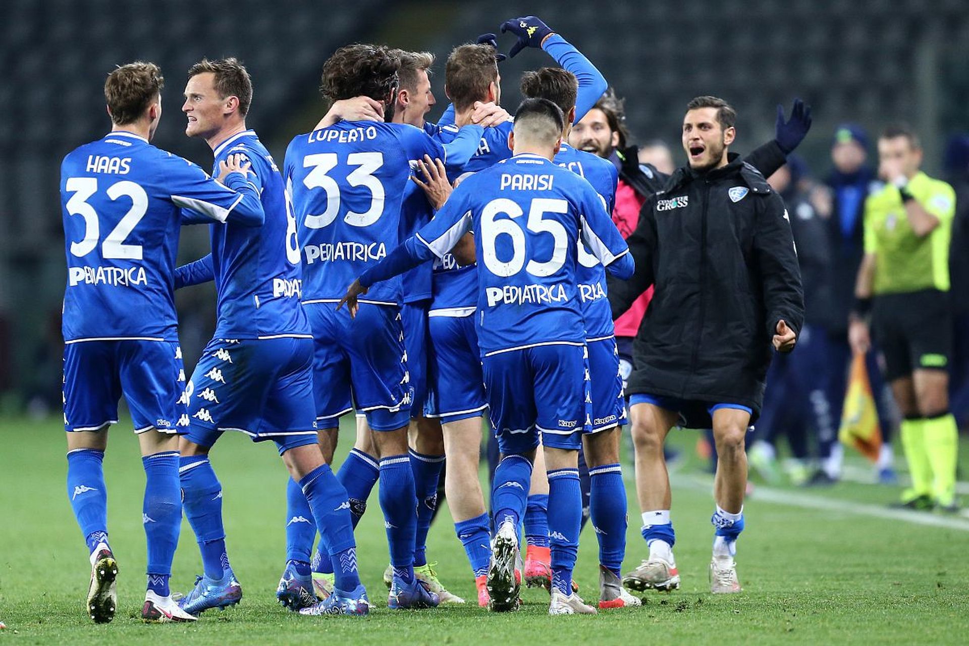 还是在后腰 还是在后腰